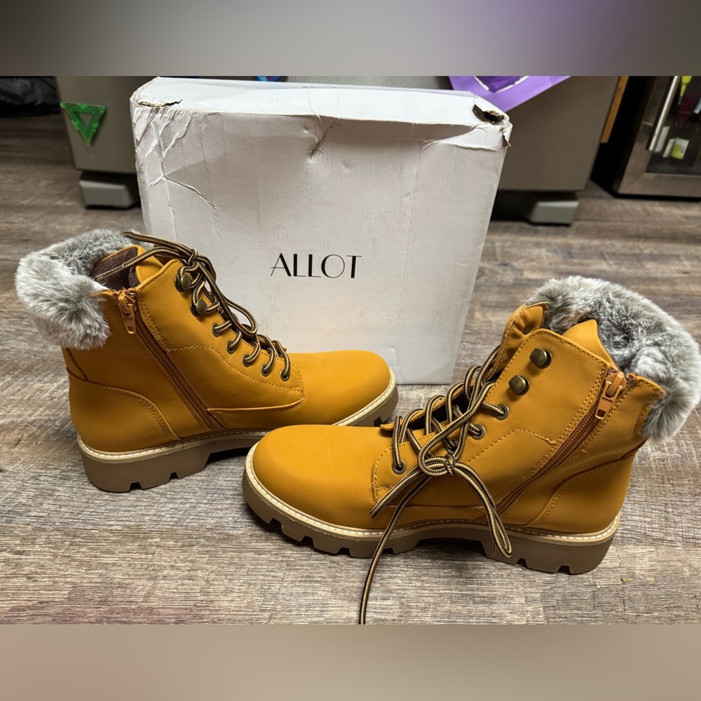 New in box hiking boots size 9